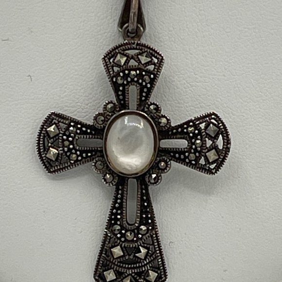 925 STERLING SILVER MOTHER OF PEARL & MARCASITES CROSS PENDANT - Picture 2 of 9